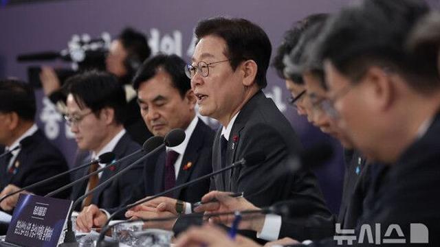 충남 찾은 이 대통령 