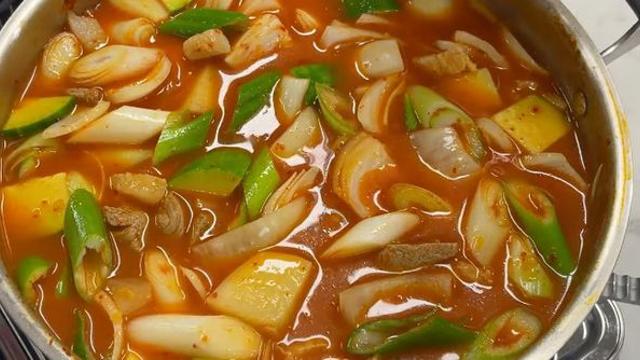추운 겨울 먹기 좋은 고추장찌개, 고추장을 이렇게 풀면 망합니다