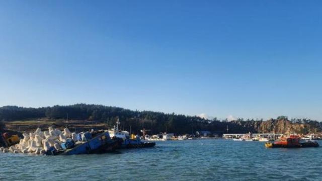 완도해경, 완도 청산도 항내서 바지선 기울어 침수... 완도해경 신속 대응