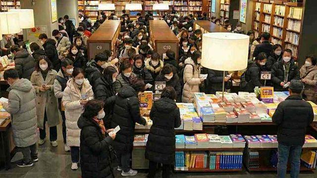 진짜 미쳤다…10주 연속 베스트셀러 1위 올라 난리 난 '이 책'