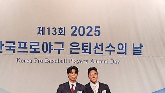 키움 송성문, 은퇴선수들이 뽑은 올해 최고 선수…KT 안현민 신인상