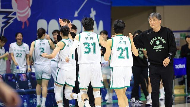 '사키 21득점' 여자농구 하나은행, 우리은행에 71-62 승… 단독 1위 도약