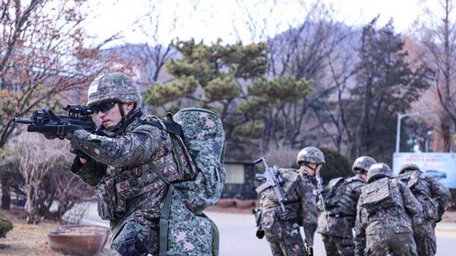 육군, 최정예 300전투원 시상식…최초 여군 조주은 하사 등 눈길