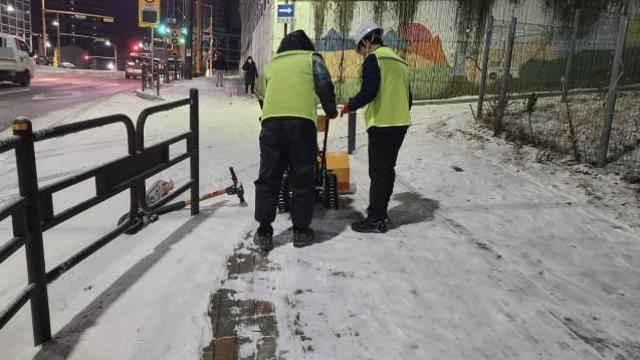 화성특례시 12월 4일 대설주의보에 선제적 대응 총력...제설인력 169명, 제설차량 135대 투입에 시민 안전확보