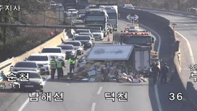 탑차 넘어지며 과일상자 '와르르'..고속도로 6km 정체