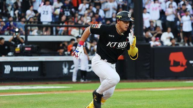 프로야구 kt, 주전급 외야수만 6명…안현민 