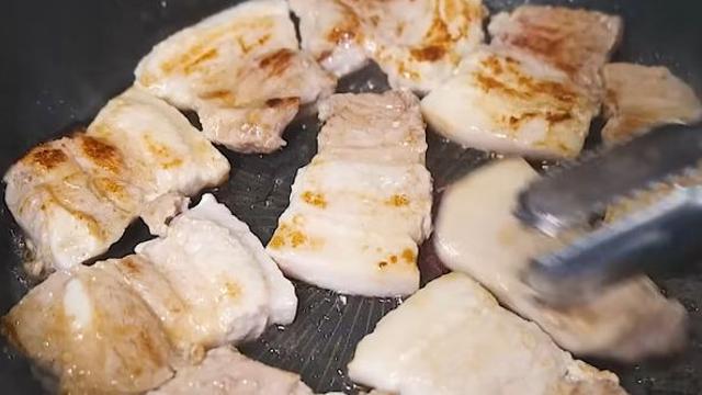 추워서 집 안에서 삼겹살 구울 때, 기름 안 튀게 하는 '기적의 방법'