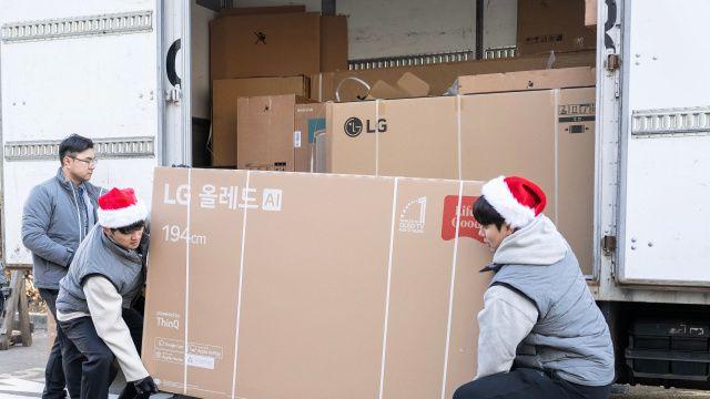 LG 박해민·홍창기, '가전제품 직접 설치' 통합우승 공약 이행…산타로 변신해 장애인 거주시설 방문