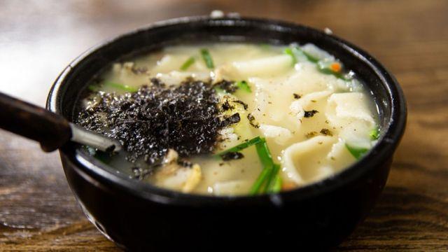 수제비 반죽에 ‘이것’ 한번 넣어보세요…식당에서 먹는 것처럼 쫄깃합니다