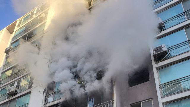 평택 아파트 4층에서 화재…2명 부상