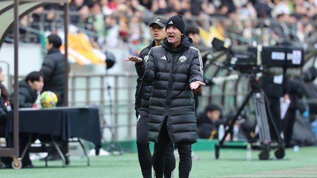 [SD 상암 리포트] ‘한국 고별전’ 포옛 전북 감독, 상암벌 스카이박스 원격지휘…이정효 광주 감독도 강한 항의로 전반 40분 퇴장→장외 지휘 대결이 된 코리아컵 파이널