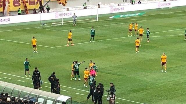 [STN 현장] ‘사상 초유의 양 팀 감독 없는 된 코리아컵 결승’ 전북, 광주에 1-0 리드 (전반 종료)