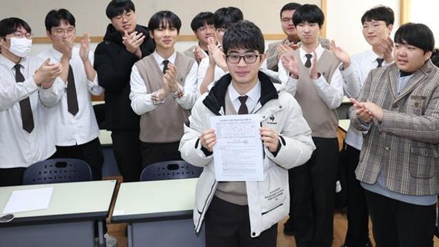 강남 엄마들 '머쓱'…지방 일반고 수능 만점 고3의 '공부법'