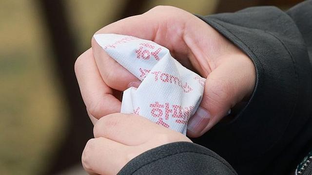 다 쓴 핫팩 버리지 마세요…화분에 솔솔 뿌려주면 놀라운 일 벌어집니다