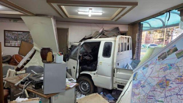 부동산 사무실 돌진한 1톤 트럭, 