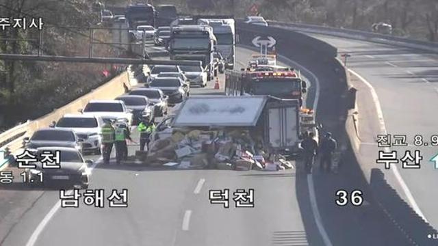 하동 남해고속도서 1t 탑차 넘어져…2개 차로 막혀 6㎞ 정체