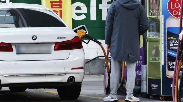 주유 미뤄야겠네…6주째 상승한 '기름값' 반가운 소식 전해졌다