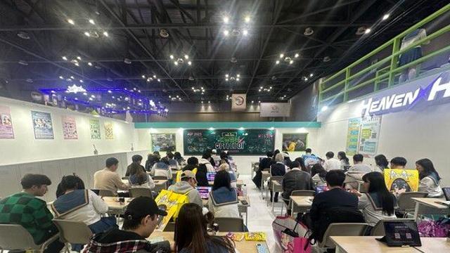 [AGF 2025] “돌아온 일일 짝꿍”...클로버게임즈 ‘헤븐헬즈’, 교실로 모두 모여~!!
