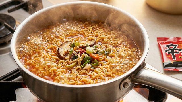 신라면에 '이것' 폭탄 투하하듯 넣어보세요…마법처럼 맛의 수준이 달라집니다