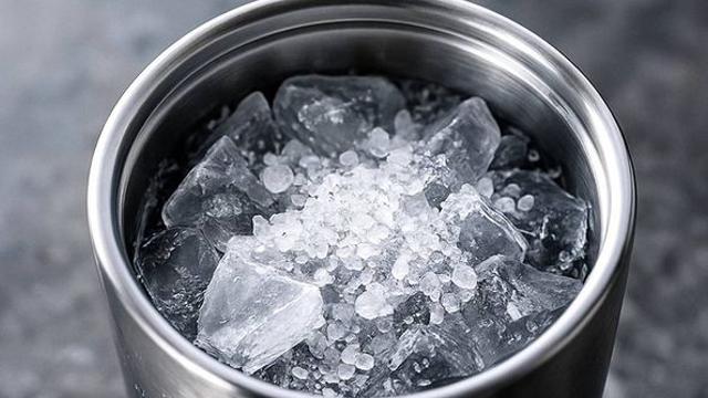 텀블러에 얼음+소금 넣고 흔들었더니?…놀라운 일이 벌어집니다