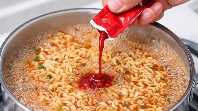 다들 말렸는데…라면에 '케첩' 넣었더니 마법 같은 일 벌어졌다