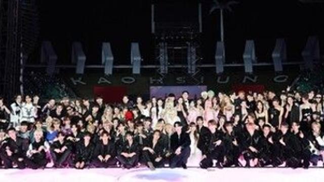 아이유·박보검 등장에 가오슝 스타디움 폭발 ...임영웅·이준호 등 인기상 수상('10주년 AAA')