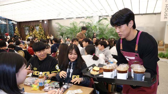 프로야구 키움, 백화점서 자선행사…수익금 전액 기부