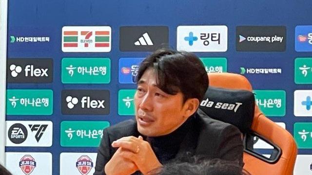 '승격 실패 책임지고 사퇴' 수원 변성환 감독, 기자회견 중 오열 
