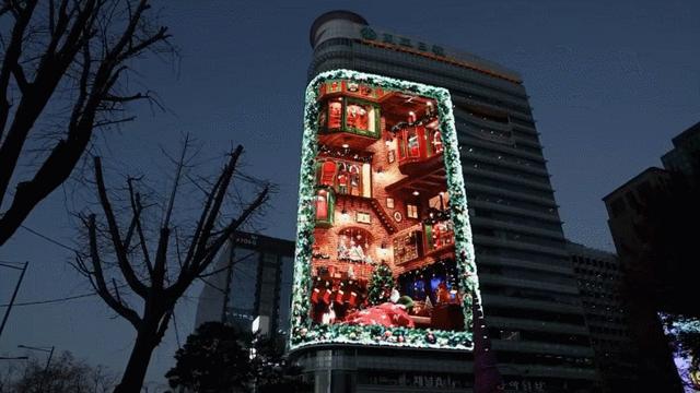 광화문 전광판에 뜬 초대형 산타클로스 ㄷㄷ