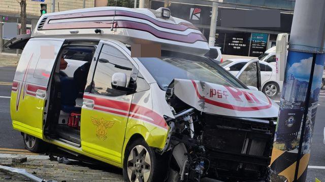 창원서 환자 태운 구급차 전봇대 '쾅'…구급대원 등 4명 이송