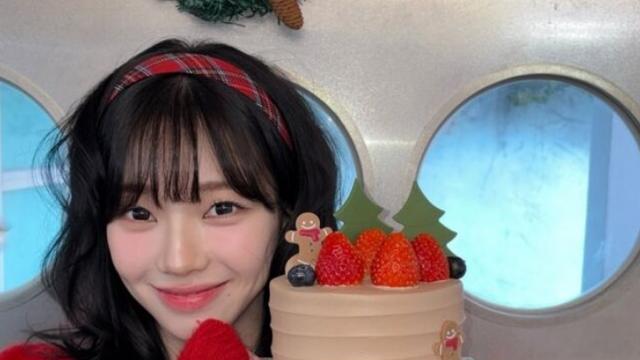 냉미녀 모드 OFF…카리나, 러블리한 크리스마스 요정 [AI 포토컷]