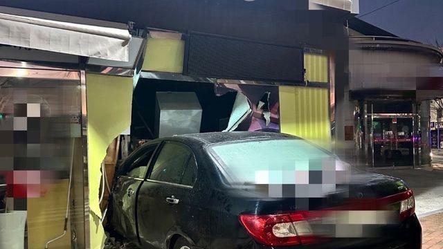 부산서 음주운전 차량이 상가로 돌진…인명피해 없어