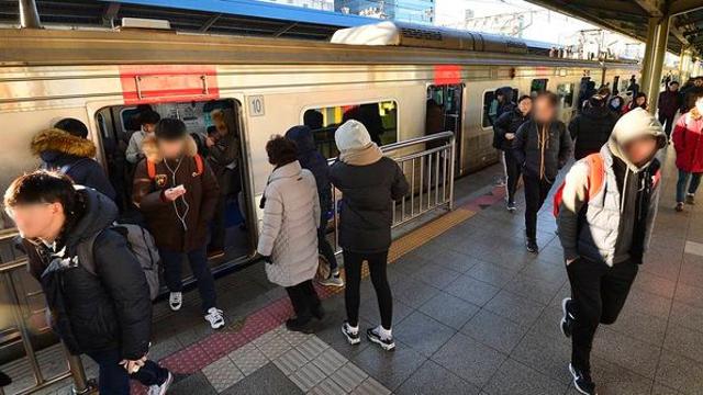 서울 지하철 1호선서 흉기 들고 서 있던 여성 현행범 체포