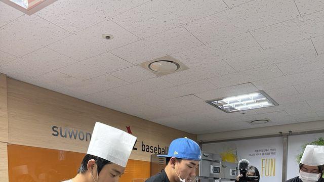 ‘취사병 출신 신인왕’ 안현민, 팬 불러 닭볶음탕 등 직접 요리해 대접…“프로의 솜씨 같아요”