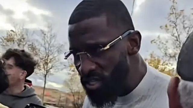 사인받으러 ‘차막’한 어린 팬 예의 지적한 뤼디거→“뤼디거가 예의를 논한다고?” 냉소적 반응