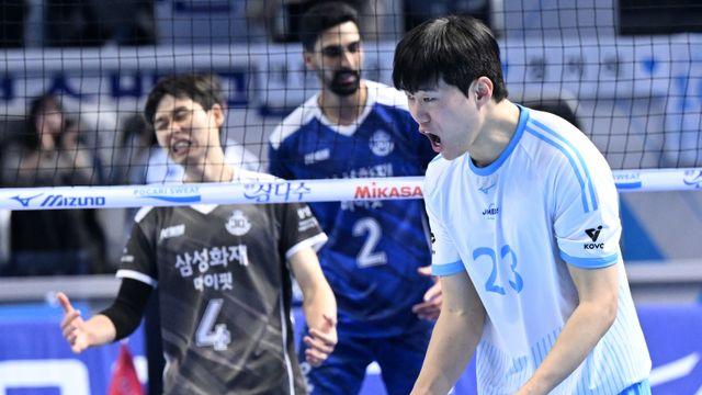 김민재는 5연속 블로킹에 놀랐고, 헤난 감독은 김민재 중앙 속공에 엄지척