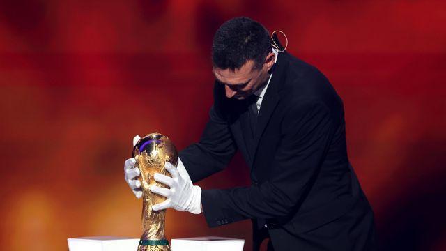 전 대회 우승 감독 못 알아봐? “죄송하다” FIFA 회장 공개 사과