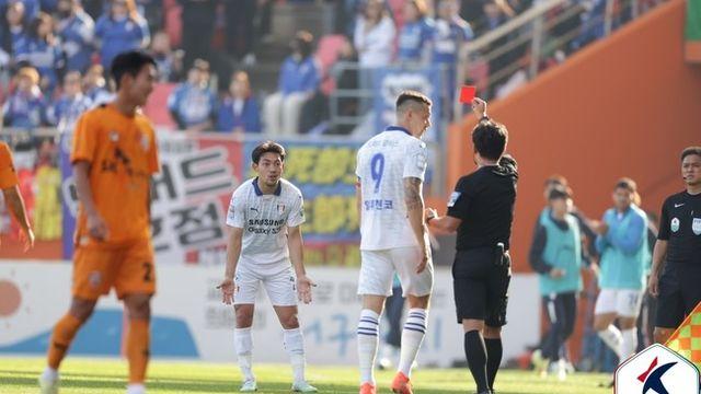 치명적 실책 2번, 다이렉트 퇴장으로 무너진 수원...허무하게 끝난 2년의 기다림