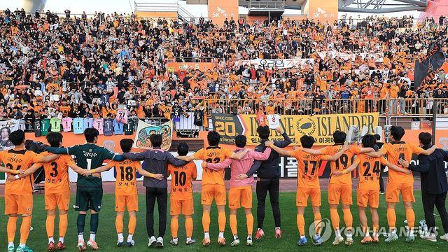 응원은 챔피언인데…수원, 제주에 0-2 완패해 내년에도 2부 신세(종합)