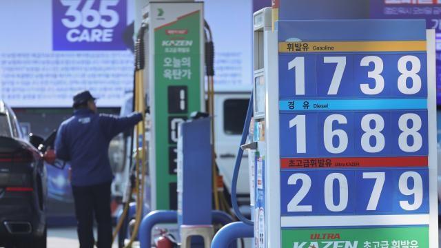 국제 유가는 떨어지는데도...고환율·유류세에 발목 잡힌 기름값
