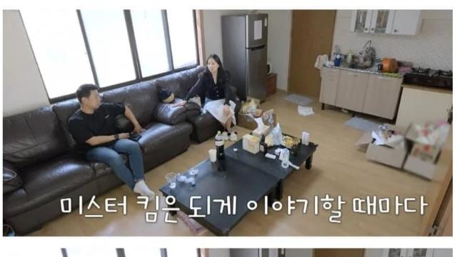 40대 여성과 마주한 남성들