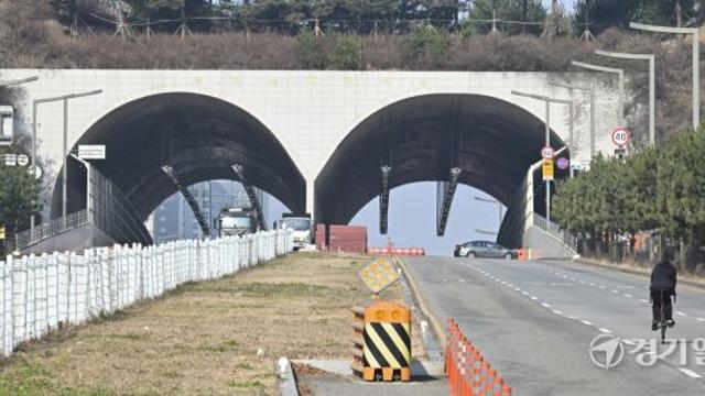 균열에도 통제없는 화성 동탄숲 생태터널, 자전거 탄 학생들 자유롭게 라이딩 [포토뉴스]