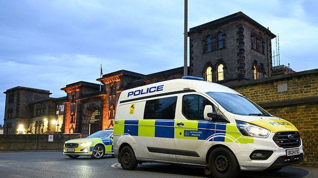 충격! 런던 한복판서 '국제 축구선수' 체포... 폭행 및 난동 혐의