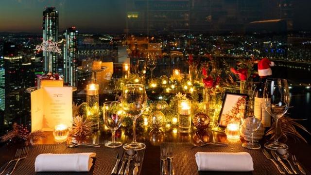 예쁘다는 말이 먼저 나온다…들어가자마자 감탄 터지는 '연말 데이트 성지'