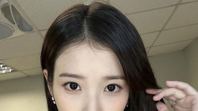 아이유 완벽 미모 과시…드레스 자태에 깜짝