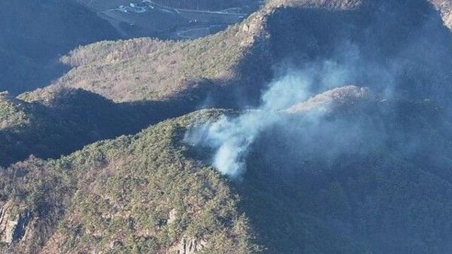 청송 주왕산면 산불…헬기 투입 진화 완료(종합)