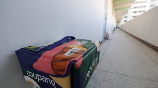 쿠팡 흔들리자…이커머스 경쟁사들 '모객 전쟁' 나선다