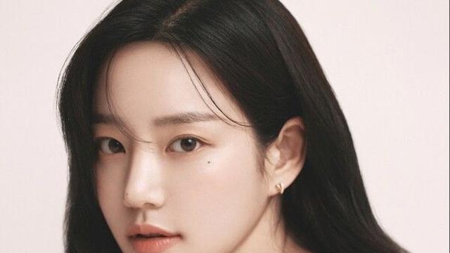 '이승기 처형' 이유비, 데뷔 첫 영화제 MC 나선다…김동완과 호흡