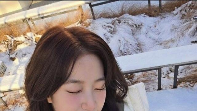 르세라핌 카즈하, 눈 쌓인 겨울 풍경 속 여신 미모 과시... 