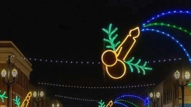 대체 어떻게 승인이 났는지 궁금한 크리스마스 도로 장식